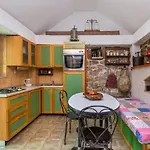 בקתה Mini Stone House אומיס