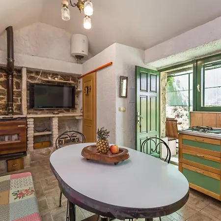 Mini Stone House Domek alpejski Omiš