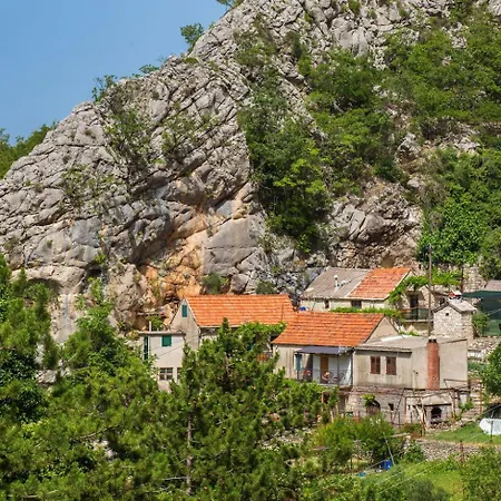 Mini Stone House Chalet